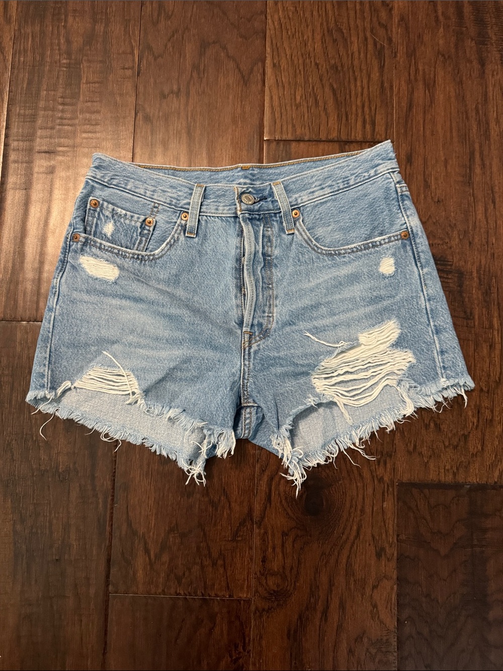 Levi’s Distressed Light Blue Denim Women’s Shorts W27